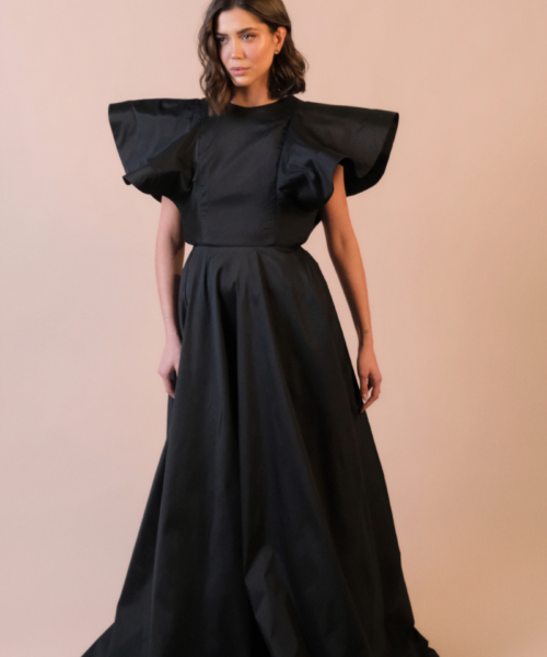 Vestido de festa longo preto Em Dó Menor em tafetá, com decote canoa, mangas estruturadas e saia ampla em godê duplo.