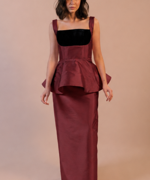 Conjunto de festa Em Sol Menor em tafetá, com top estilo corset, peplum e detalhes em veludo alemão, combinado com saia reta com fenda.