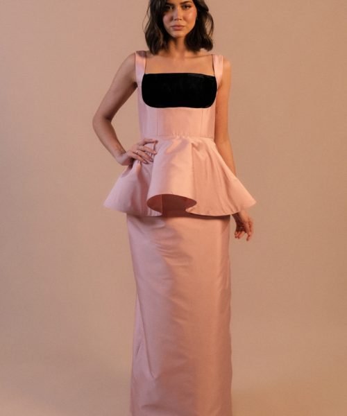 Conjunto de festa Em Sol Menor em tafetá, com top estilo corset, peplum e detalhes em veludo alemão, combinado com saia reta com fenda.