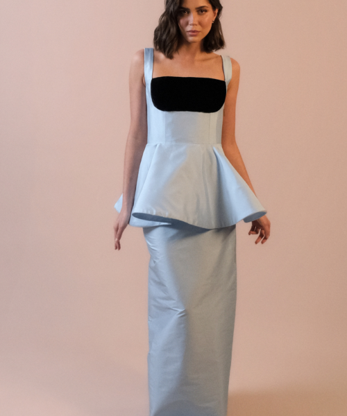 Conjunto de festa Em Sol Menor em tafetá, com top estilo corset, peplum e detalhes em veludo alemão, combinado com saia reta com fenda.