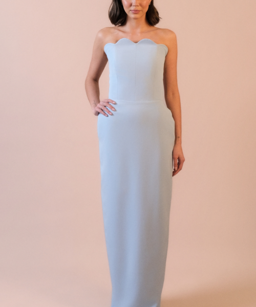 Vestido de festa Ressurreição em crepe, com corset estruturado, decote com recortes arredondados em formato de pétalas e saia reta com fenda posterior.