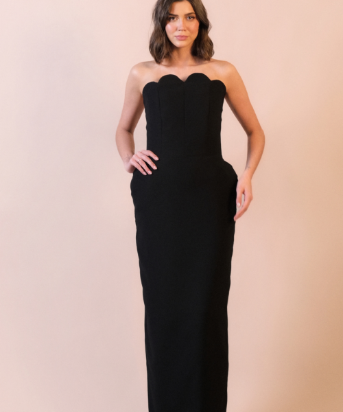 Vestido de festa Ressurreição em crepe, com corset estruturado, decote com recortes arredondados em formato de pétalas e saia reta com fenda posterior.