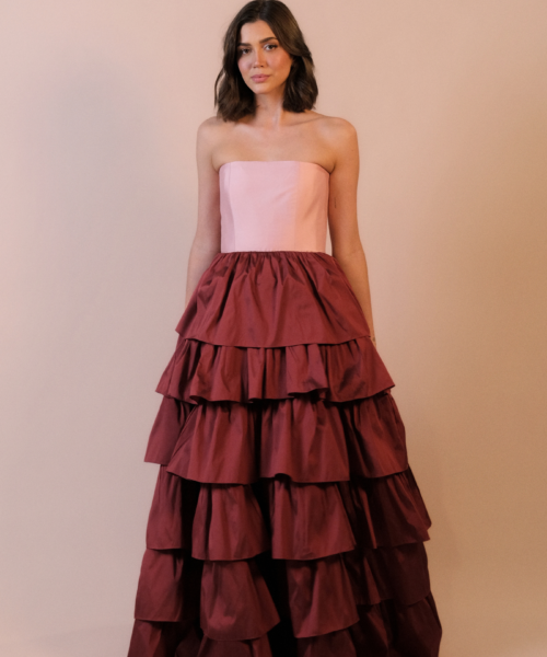 Vestido de festa Do Novo Mundo em tafetá bicolor, com decote reto estruturado, fechamento posterior estilo corset e saia volumosa em camadas.