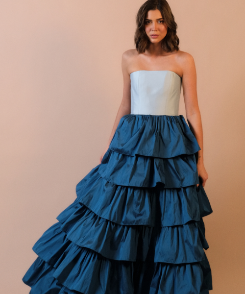 Vestido de festa Do Novo Mundo em tafetá bicolor, com decote reto estruturado, fechamento posterior estilo corset e saia volumosa em camadas.