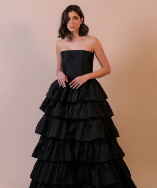 Vestido de festa Do Novo Mundo em tafetá bicolor, com decote reto estruturado, fechamento posterior estilo corset e saia volumosa em camadas.