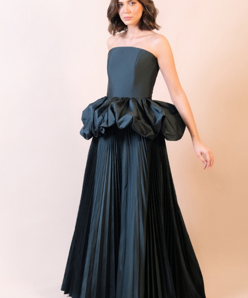 Conjunto de festa Em Lá Maior em tafetá Double, com top estruturado de decote arredondado e peplum balonê, combinado com saia plissada em godê duplo.