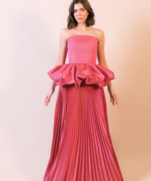 Conjunto de festa Em Lá Maior em tafetá Double, com top estruturado de decote arredondado e peplum balonê, combinado com saia plissada em godê duplo.