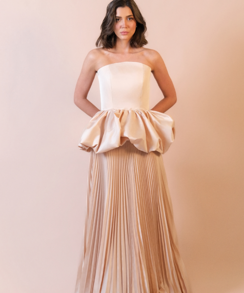Conjunto de festa Em Lá Maior em tafetá Double, com top estruturado de decote arredondado e peplum balonê, combinado com saia plissada em godê duplo.